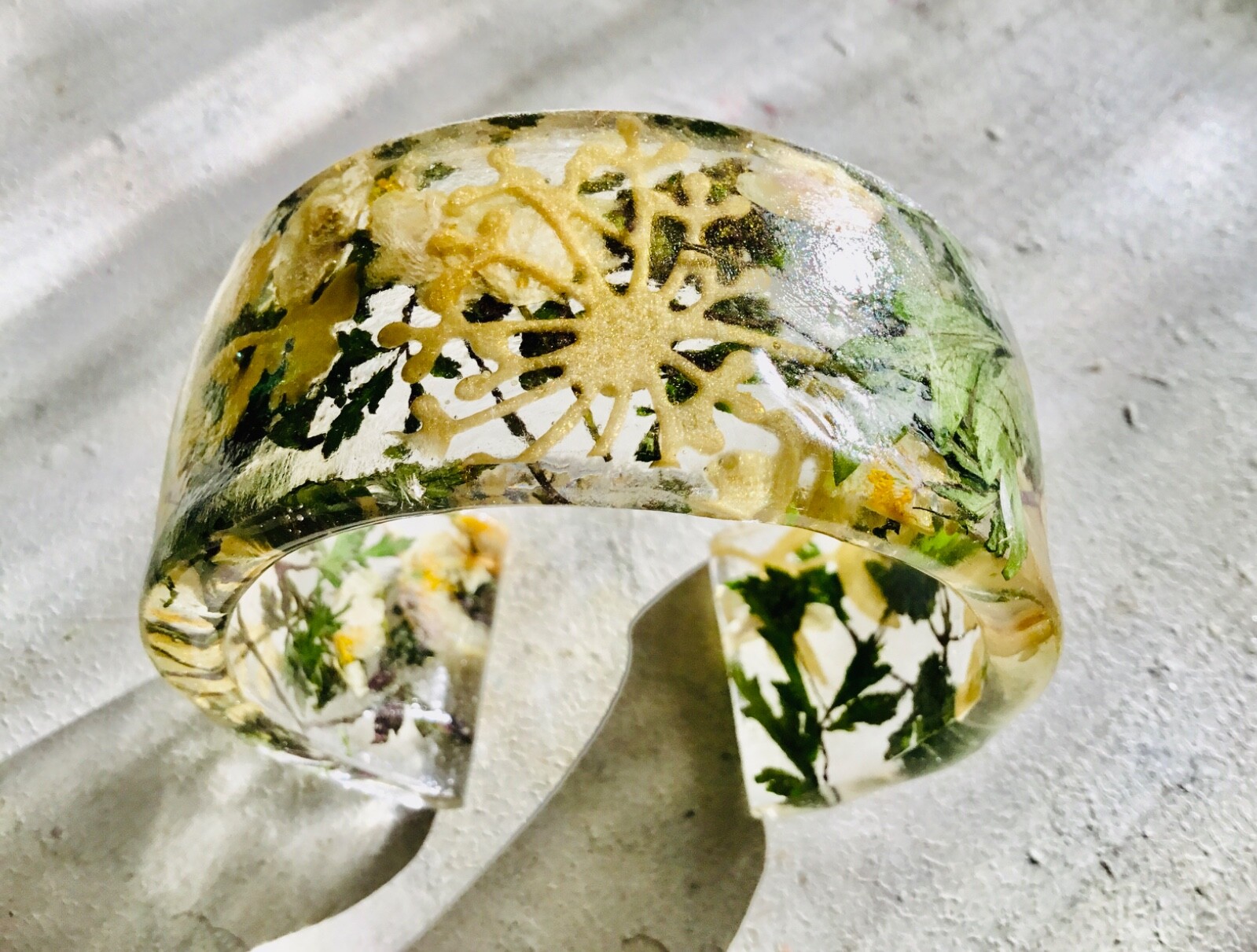 Everblossom White Flower Resin Bangle – Nature-Inspired Jewelry with Real and Ar