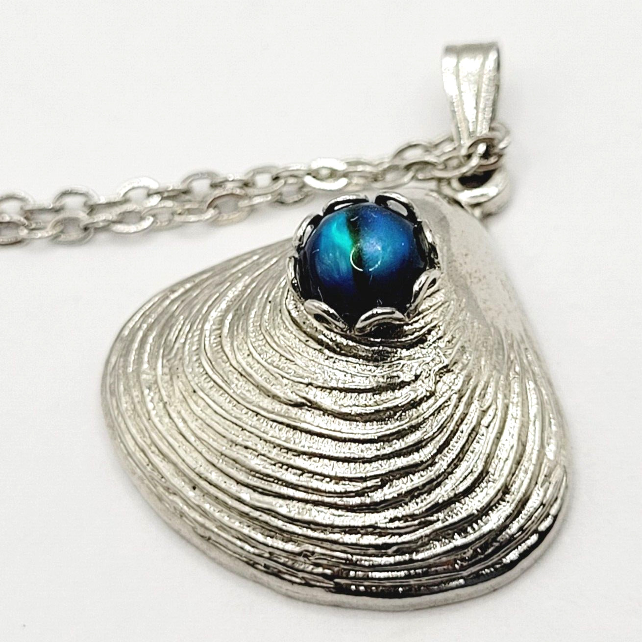 Clam Shell with Blue Stone Center Silver Tone Pendant Necklace Lake Ocean Vibe