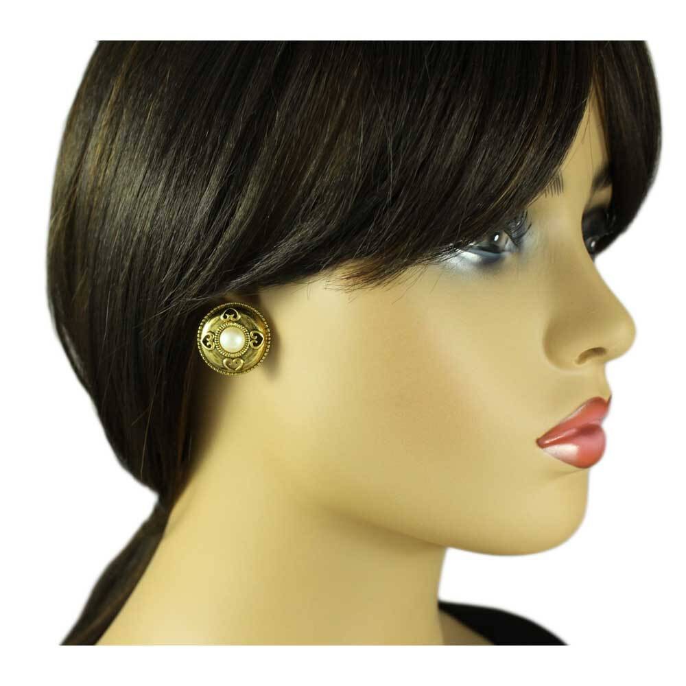 Gold Button with Heart Cutouts and Pearl Pierced Earring – DPE610