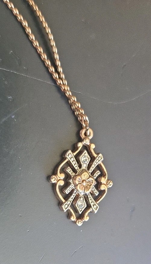 VTG “1928” Pendant & 18″ Chain Necklace Jewelry Flower Rose Gold & Silver Tone