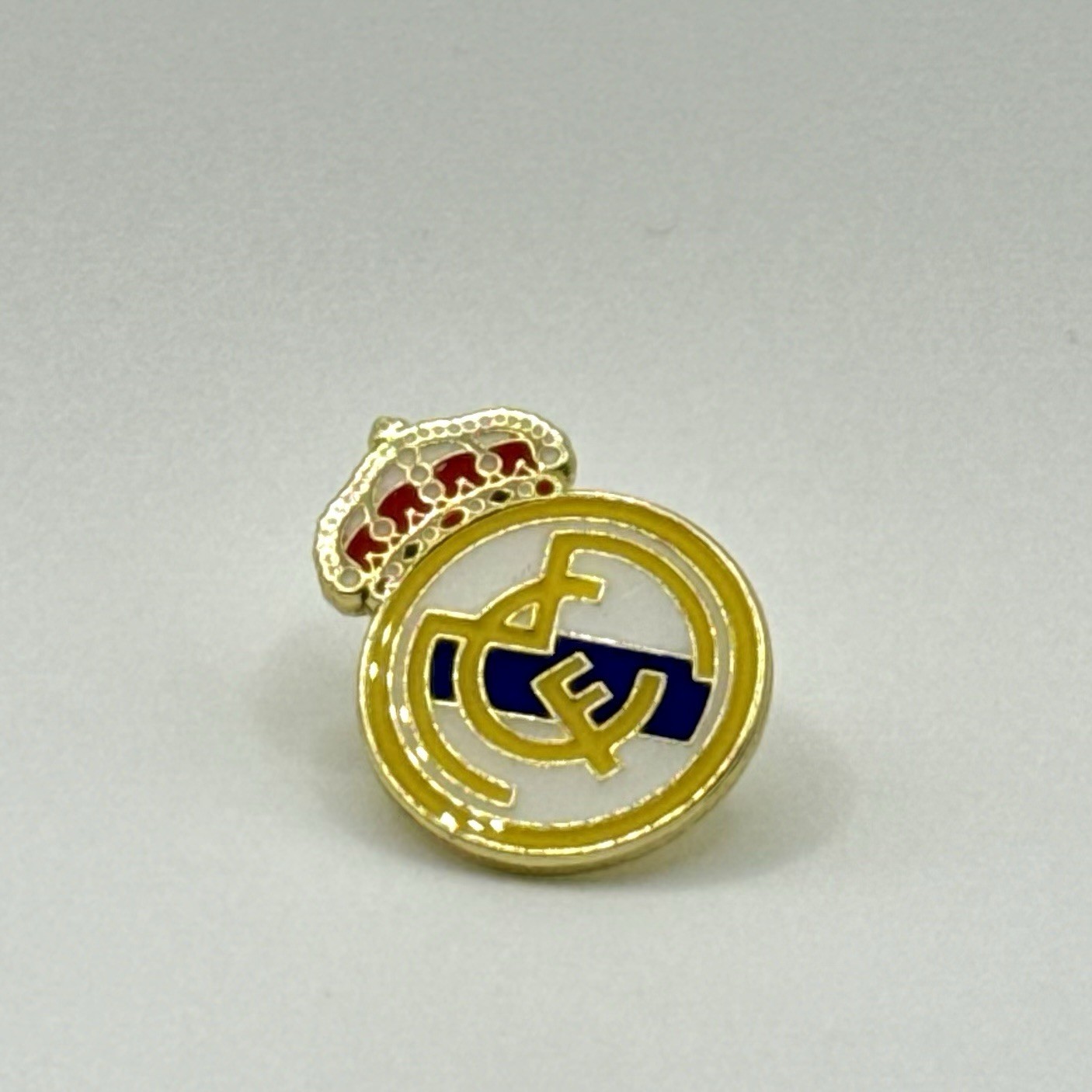 1 x Real Madrid Crest Pin Badge | La Liga | Spain | Fast Shipping 🚚💨💨