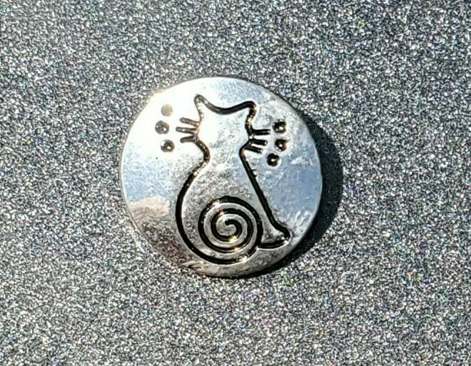 Silver 18mm snap cat silhouette with rhinestone accent. Fits ginger snap.