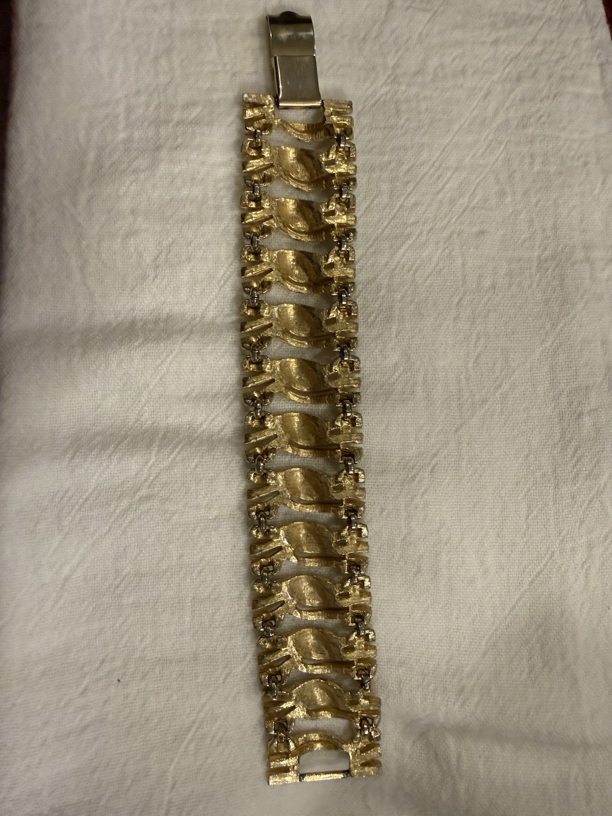 VintagGold Tone Textured Chain Link Bracelet Metal Fold-Over Clasp 8 in No Stone
