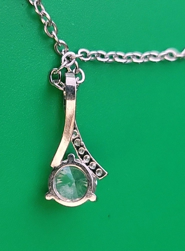 Beautiful Silver Tone Chain Necklace W/pendant