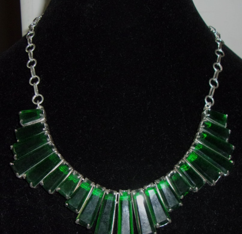 NEW 18″ MEDIUM GREEN COLORED GEOMETRIC/OBLONG QUARTZ SILVERTONE NECKLACE