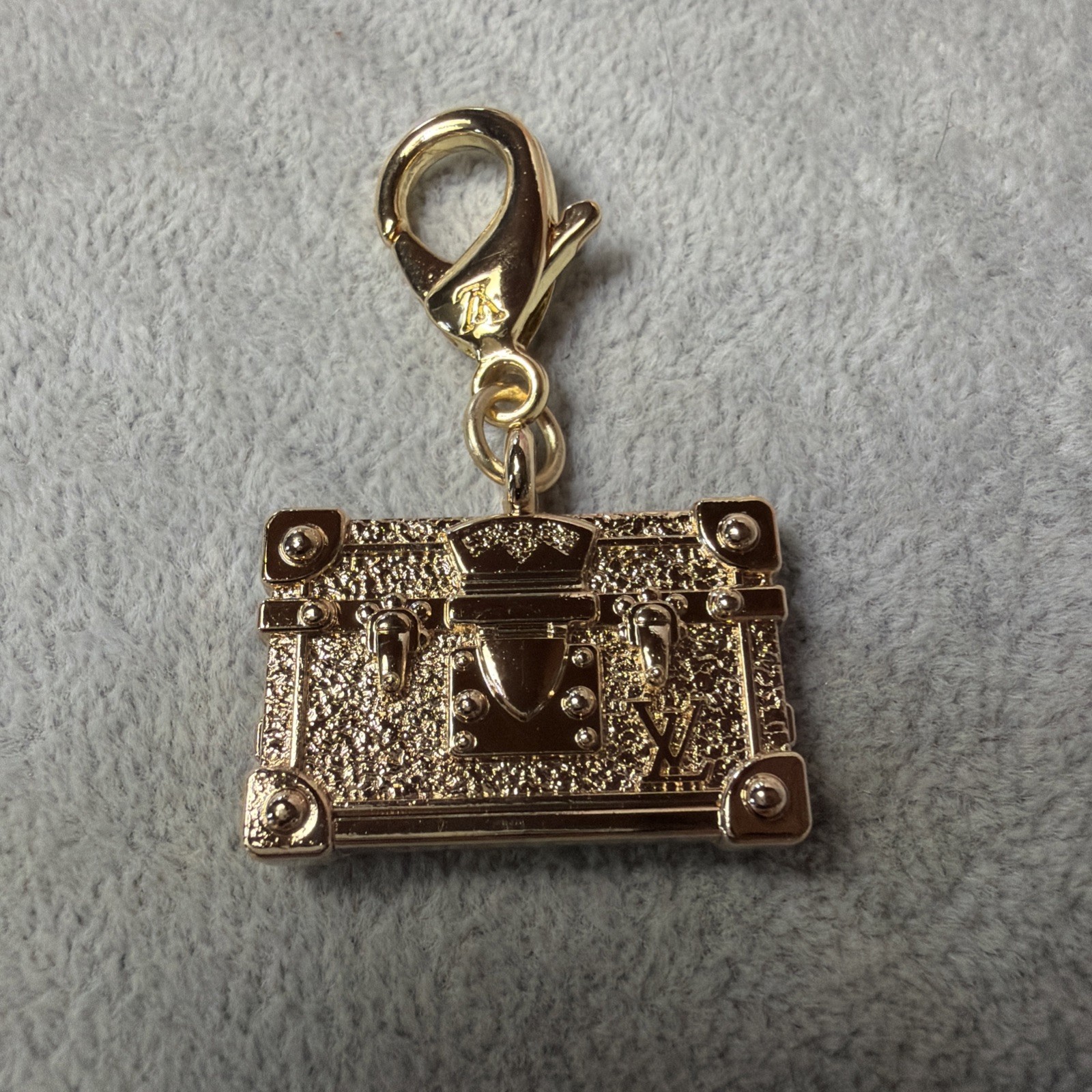 Louis Vuitton LV Pendant zipper pull Gold LV TRUNK double sided Pre-owned
