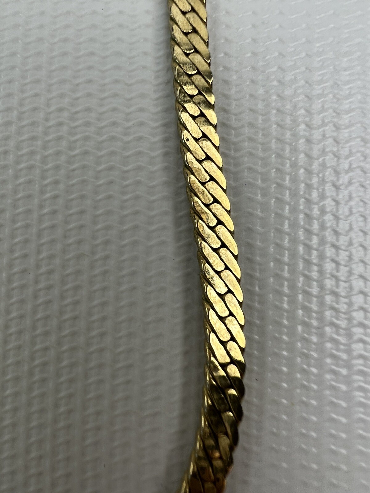 Vtg Gold Tone Herringbone CHOKER Necklace w/ Cream Enamel Pointed Pendant 16″