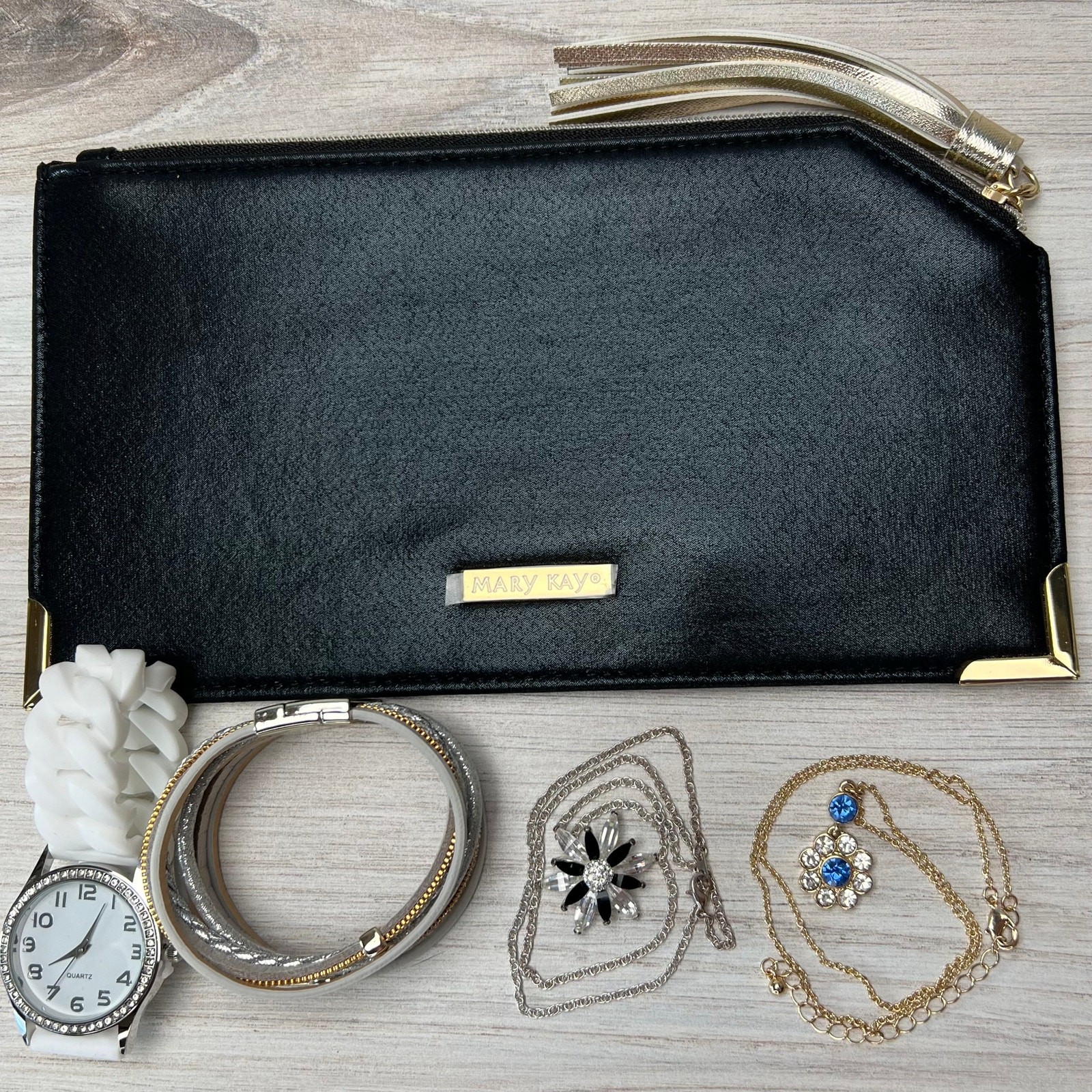 Prize Lot 1 bag, 1 bracelet, 2 necklaces, 1 watch