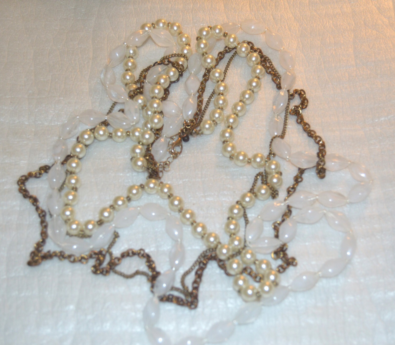 White Beads & Gold Tone Chains Necklace 28+ in. Vintage Jewelry Fashion