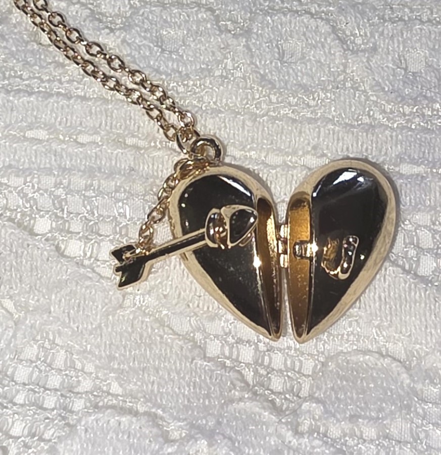 Victorian Trading Hidden Heart Secret Message Locket Arrow Closure Necklace 31C