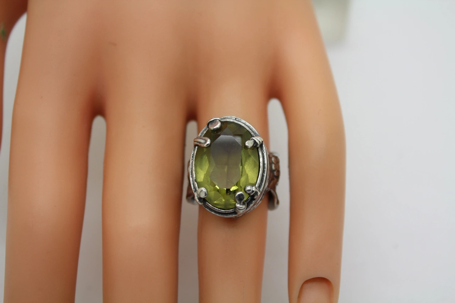 R1883 SILPADA .925 S.S. OLIVINE SWAROVSKI CRYSTAL ring size 7 #