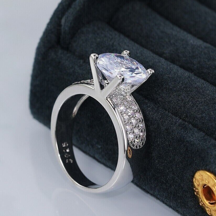 Stunning 2.50Ct Round Cut Simulated Diamond Wedding Ring 14K White Gold Plated