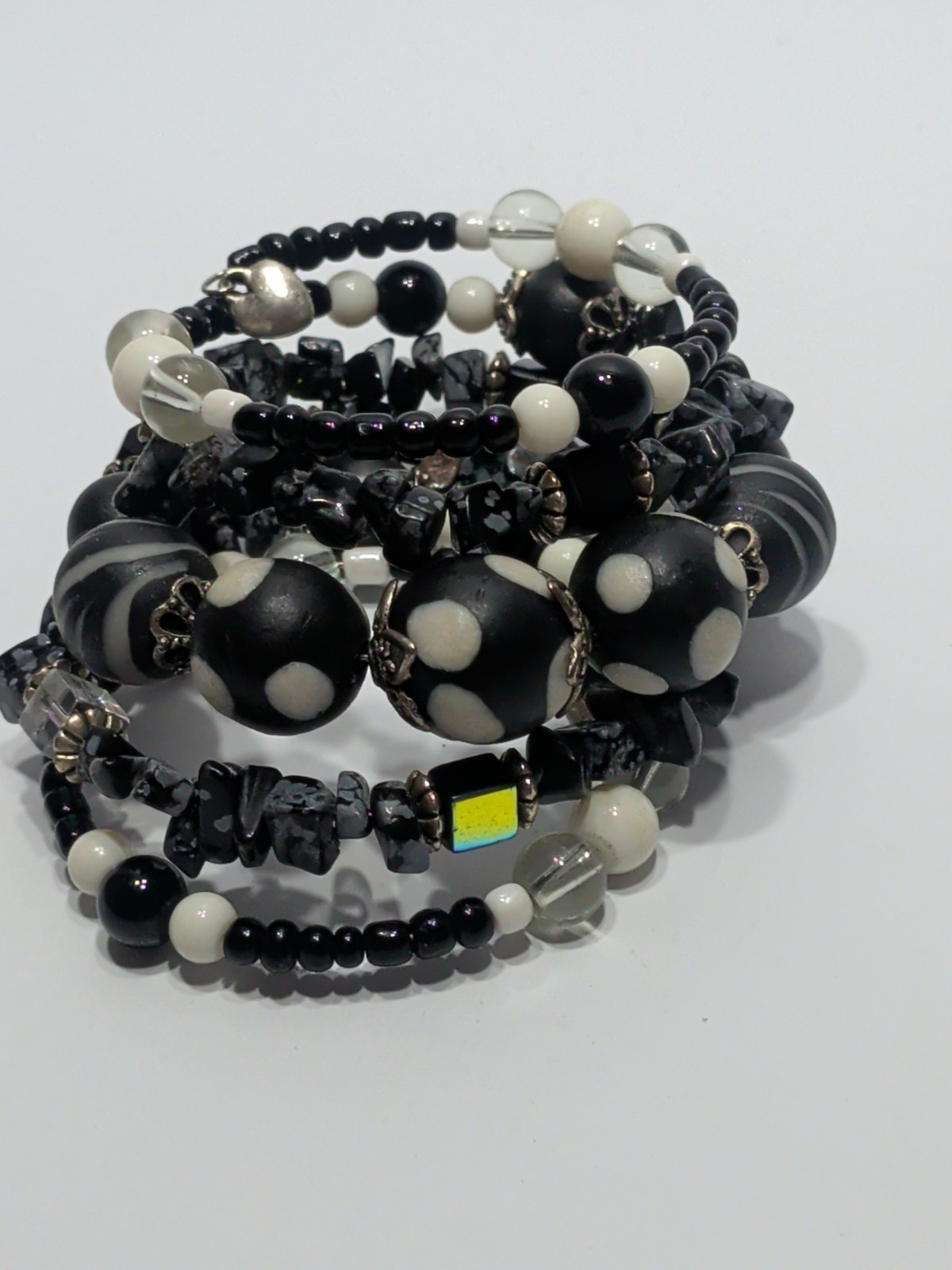✨Fashion✨Hand Crafted BLACK and WHITE Memory Wire Wrap BRACELET Glass BEAD Beach