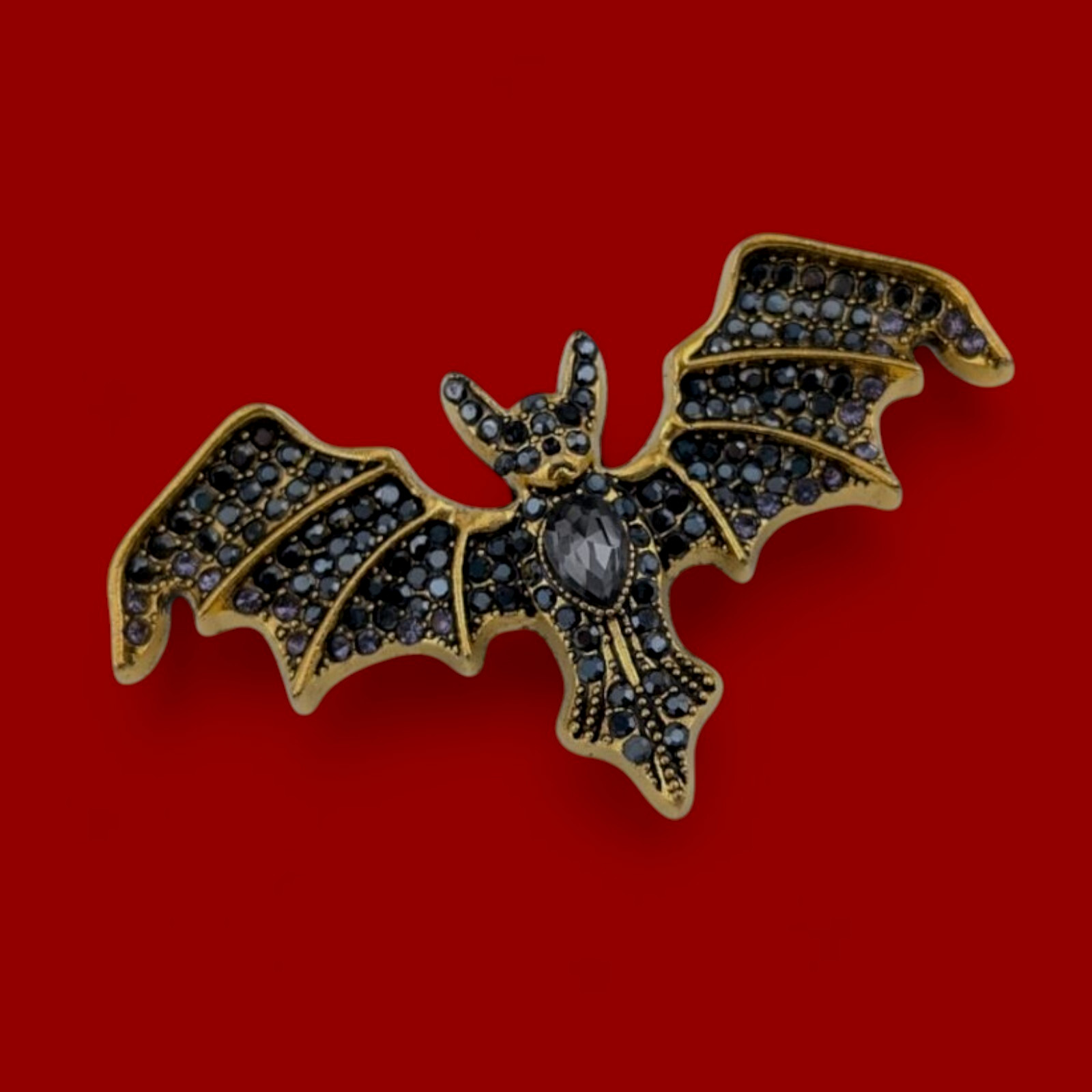 GOLDTONE & GRAY VAMPIRE BAT BROOCH little glass crystal halloween pin gothic C4