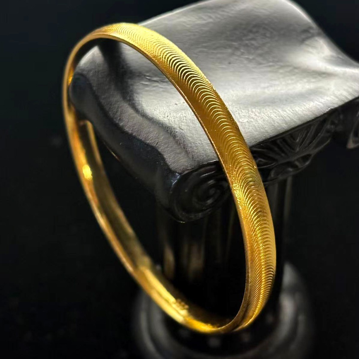 Golden Cat’s Eye Pattern Bangle Bracelet Gold-plated? marked ‘999’, 7.6in/7.9in