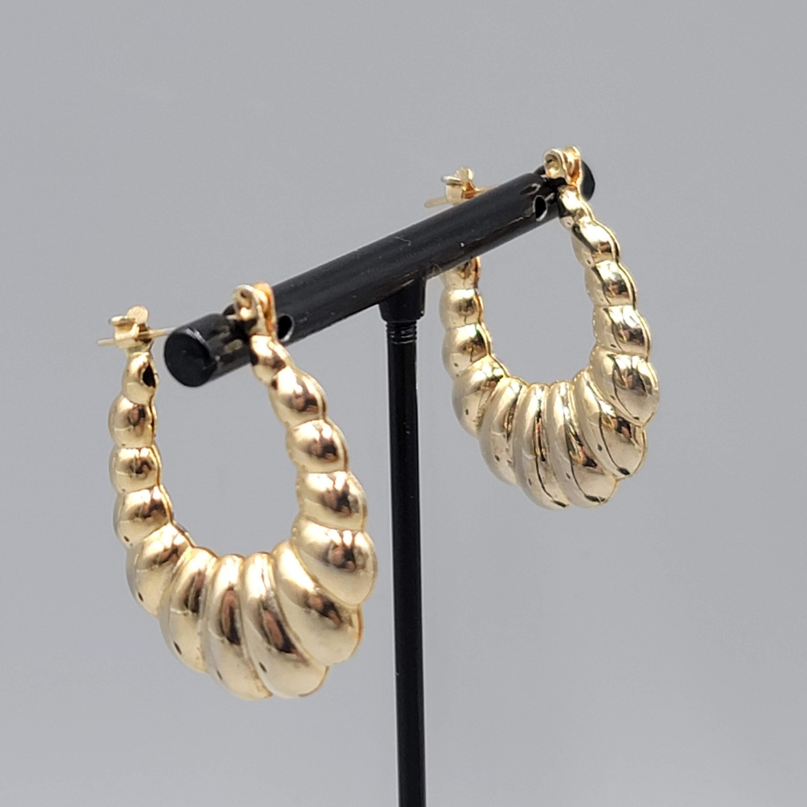 Scalloped Puffy Oval Hoop Pierced Earrings Gold tone Dangle 1.25 in