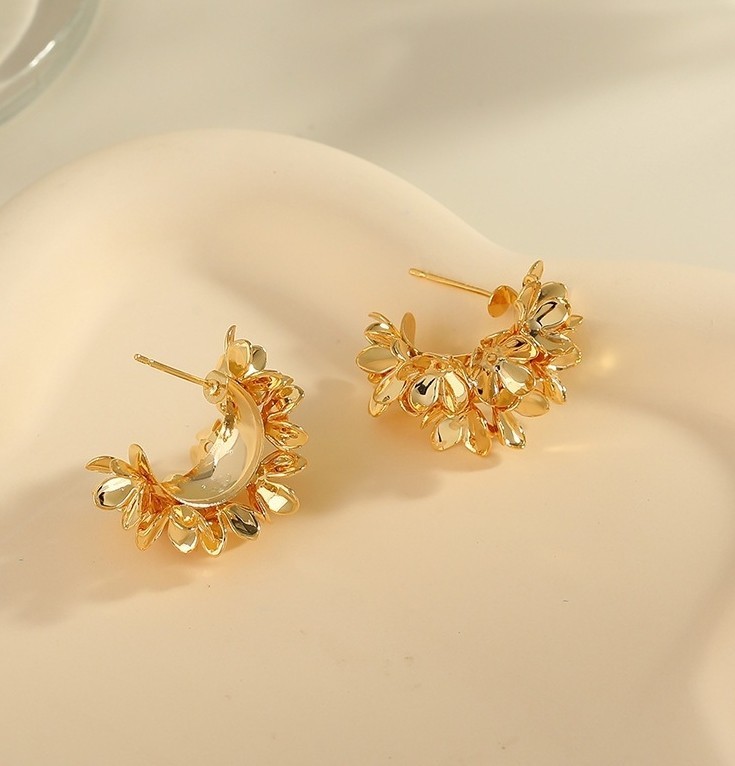 Irregular Metal Fragment Stacked Leaf Design Gold-plated C-shaped Stud Earrings