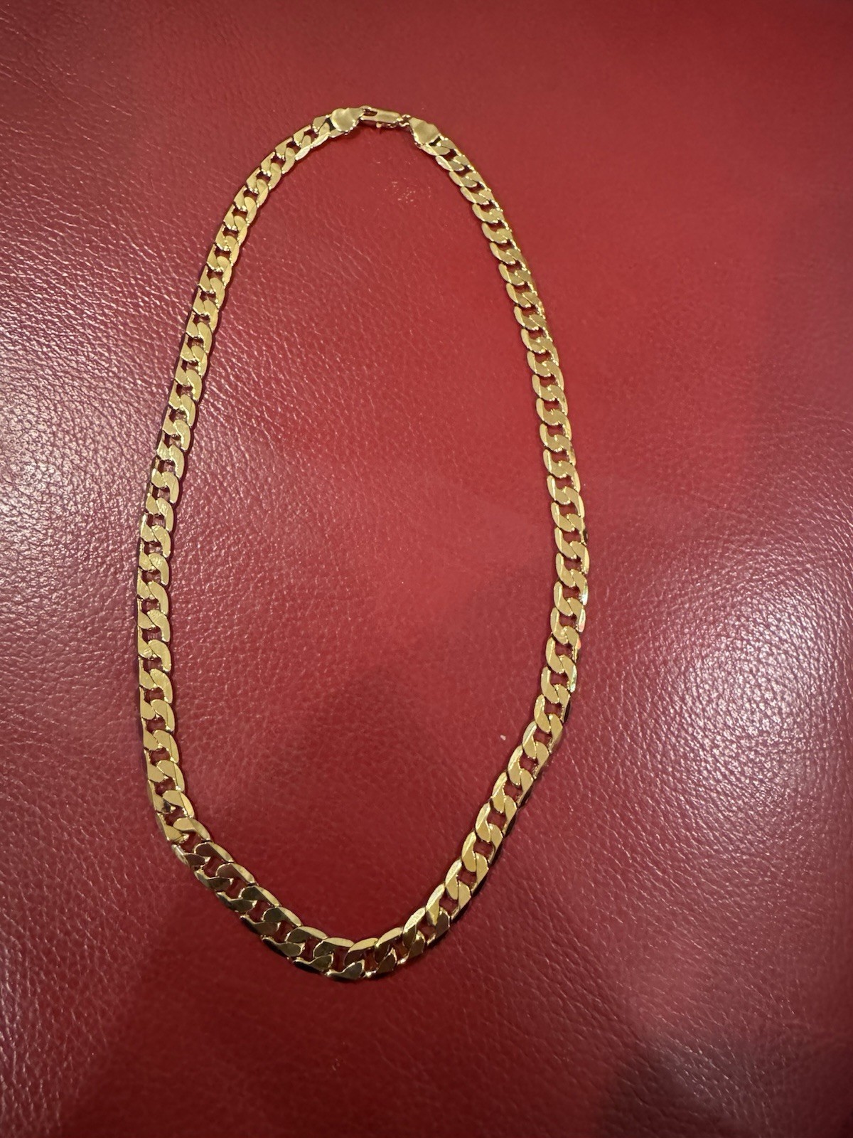 This durable gold-plated chain with smooth edges 17 inches long and 8 mm wide