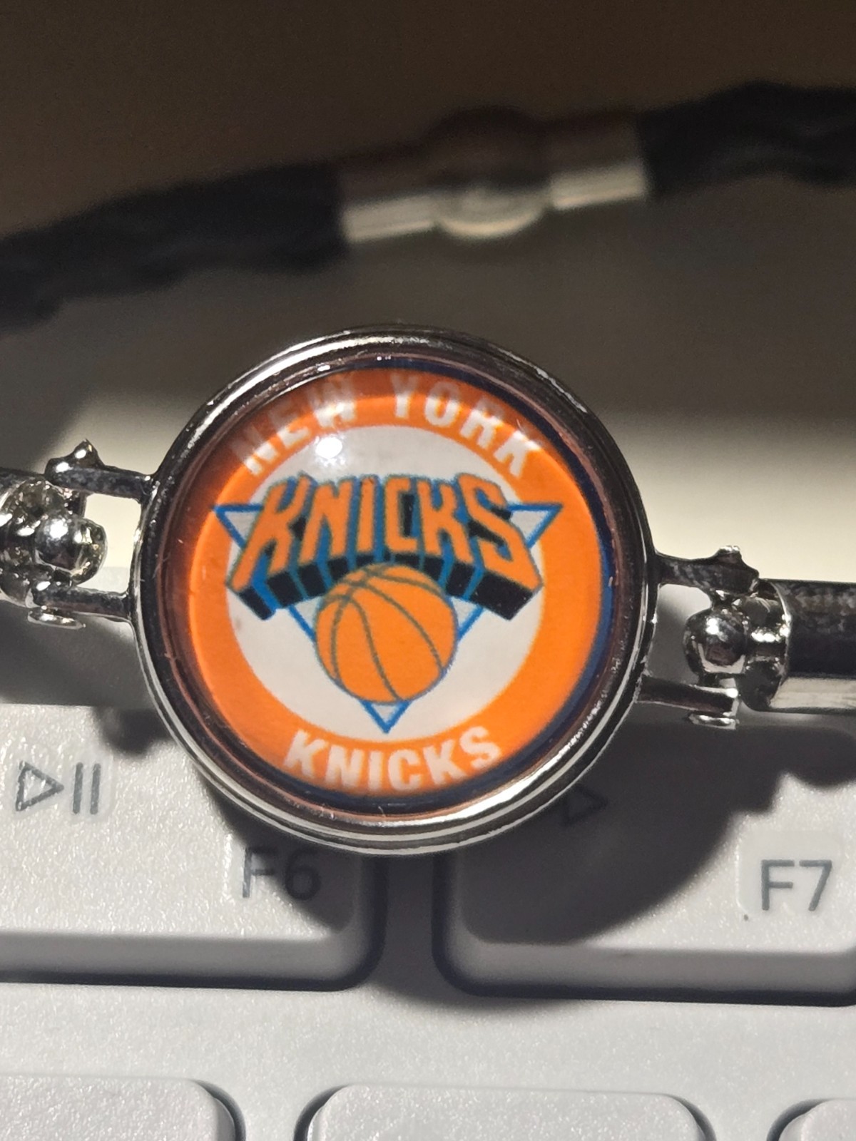 NY KNICKS( ORANGE/BLU) 18MM NOOSA SNAP BUTTON W/8.5″ LEATHER BRACELET-NEW