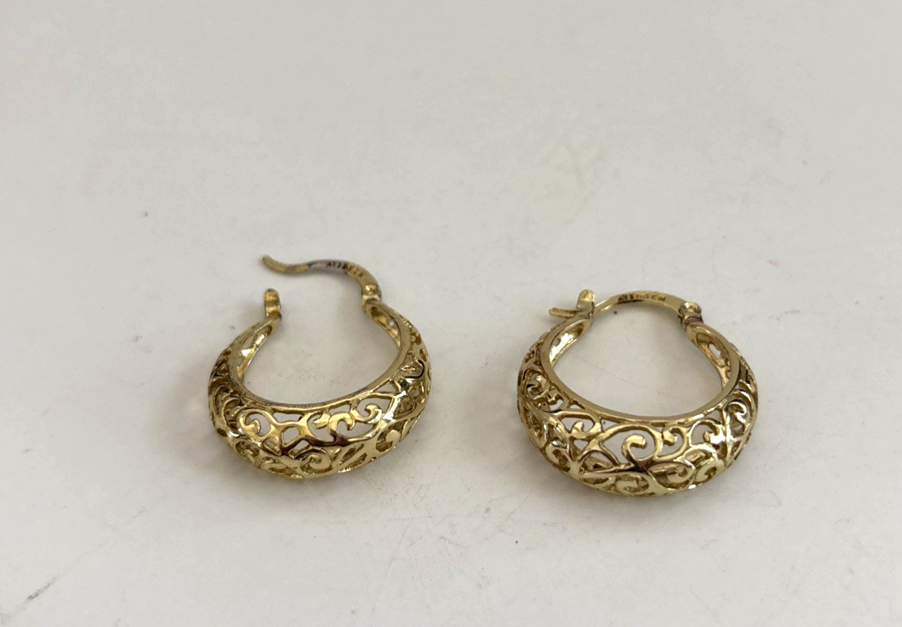 Gold Tone ATI BR CN Filigree 1″ Hoop Earrings