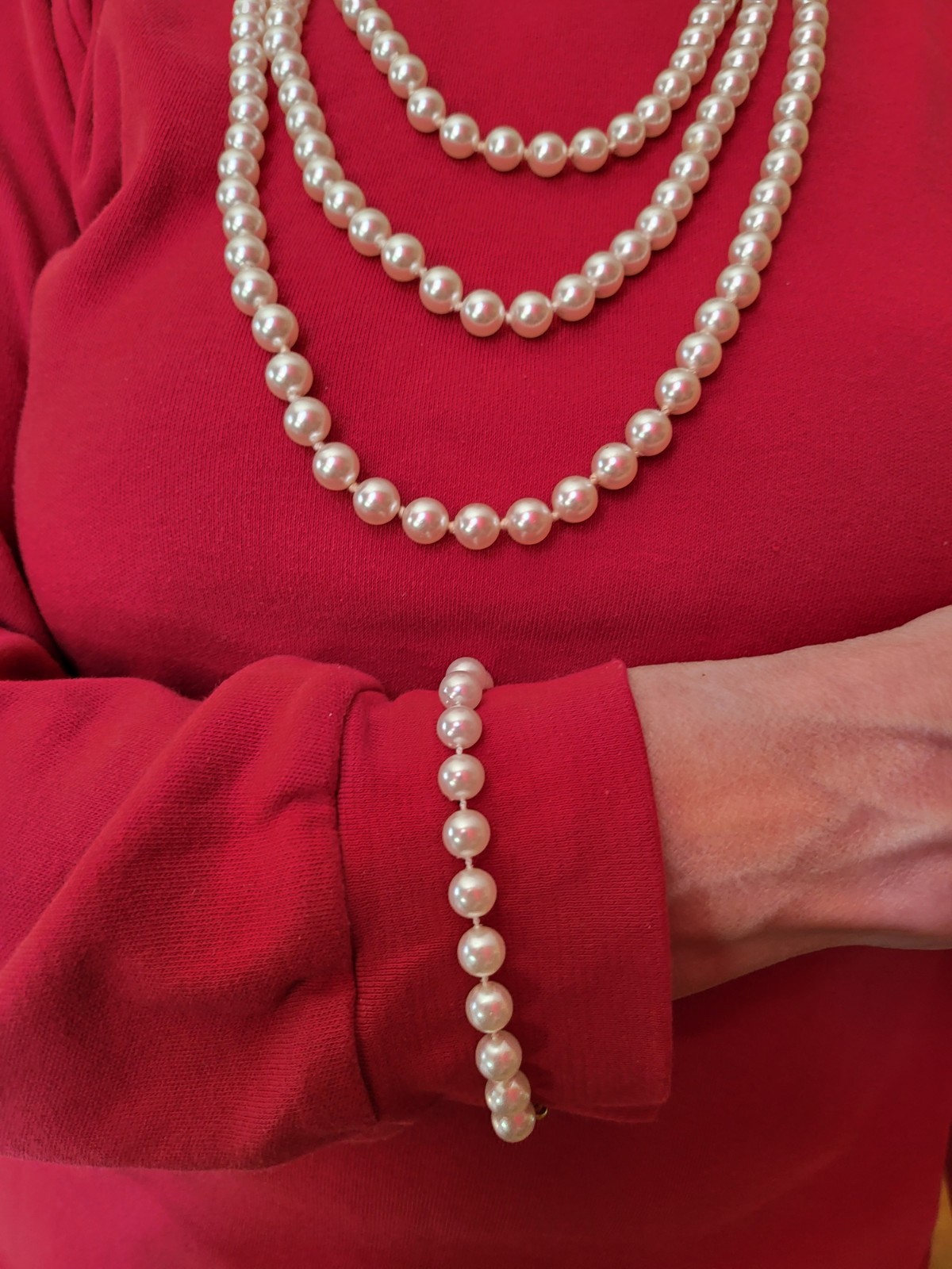 Beautiful Set of Man Made Pearl Necklace and Pearl Bracelet With Red Case