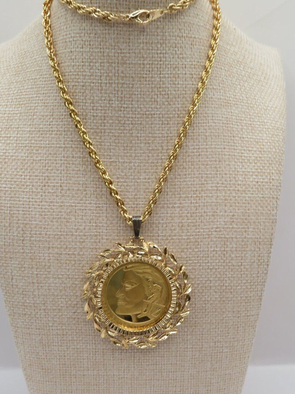 Babe Didrikson Zaharias Commemorative Medallion Pendant Gold Tone Necklace