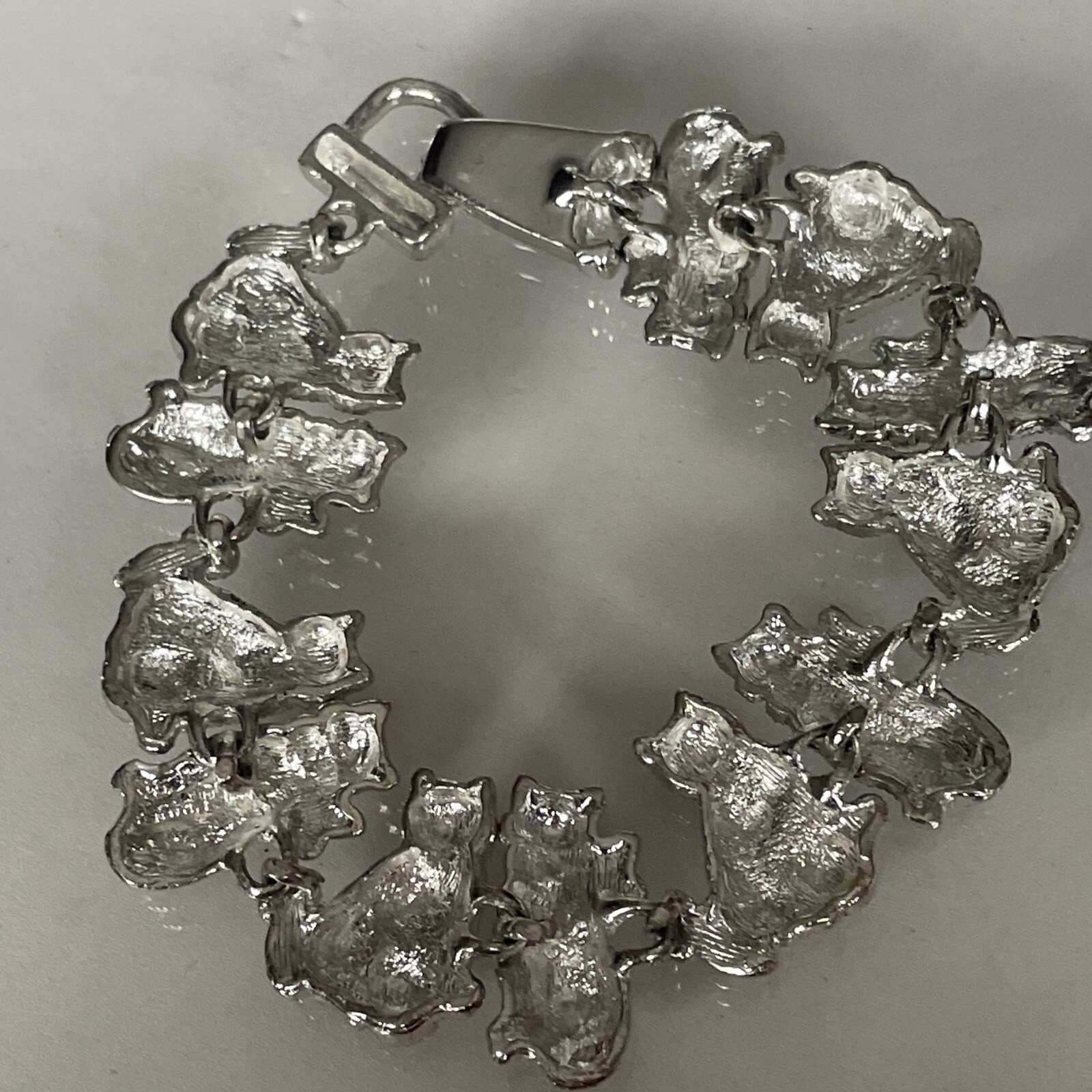 SilverTone Gray & White Enamel Cat Kitten Charms Magnet Clasp 7.5″ Bracelet U26w