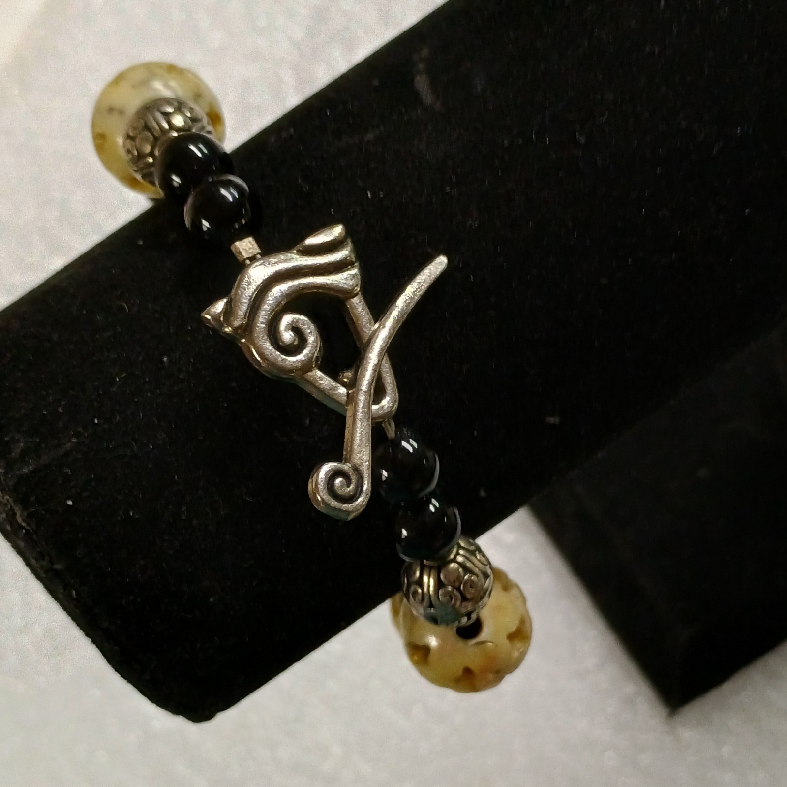 Star Carved Creamy Agate And Black Onyx Beads Silver Tone Clasp bracelet