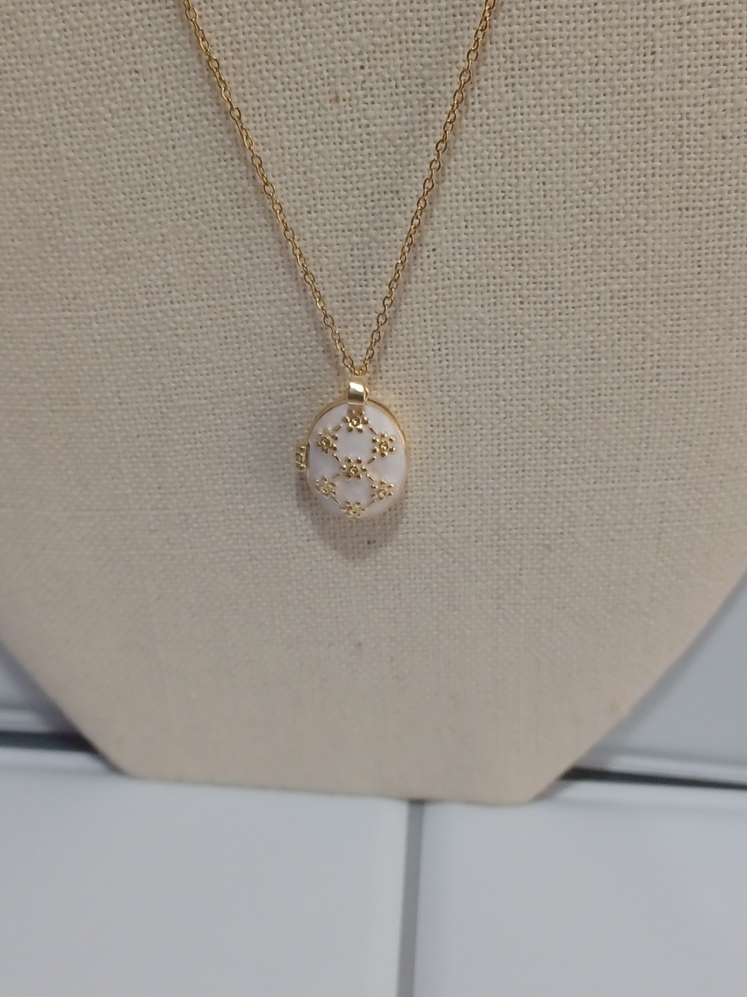 Gold Tone Locket Necklace Round Open Pendant 21″ White