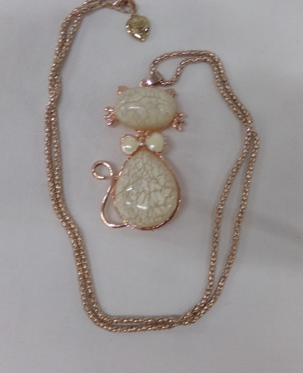 Betsey Johnson Copper & Ivory 3-D Dangle Cat Necklace Pendant W 26″ Chain