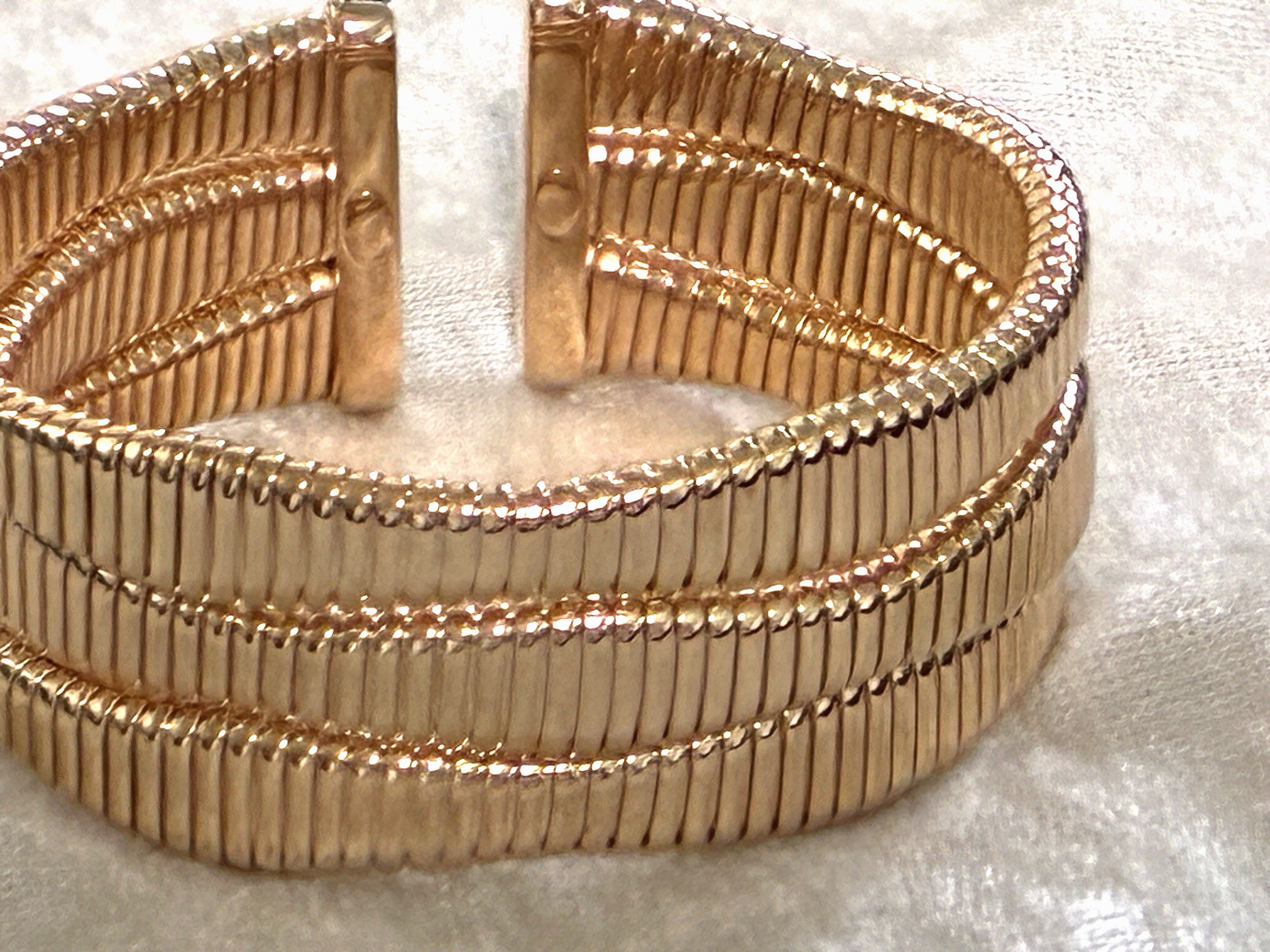 DAVID MARKSTEIN 18K GOLD-PLTD BRONZE BOLD 3-ROW TUBOGAS CUFF SZ AVG (M4978-62)