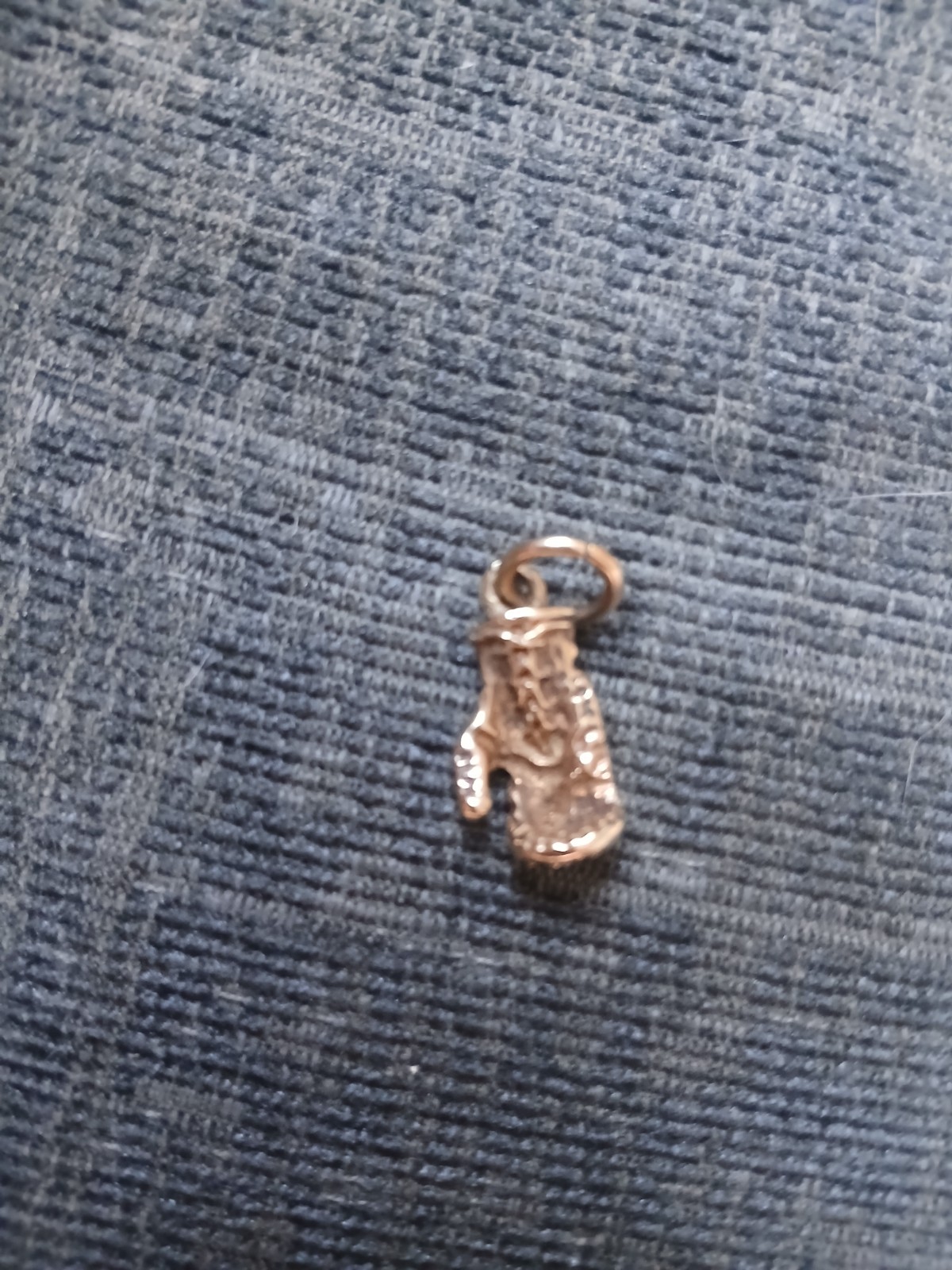9ct solid gold 1980s boxing glove with cubic zirconia pendant