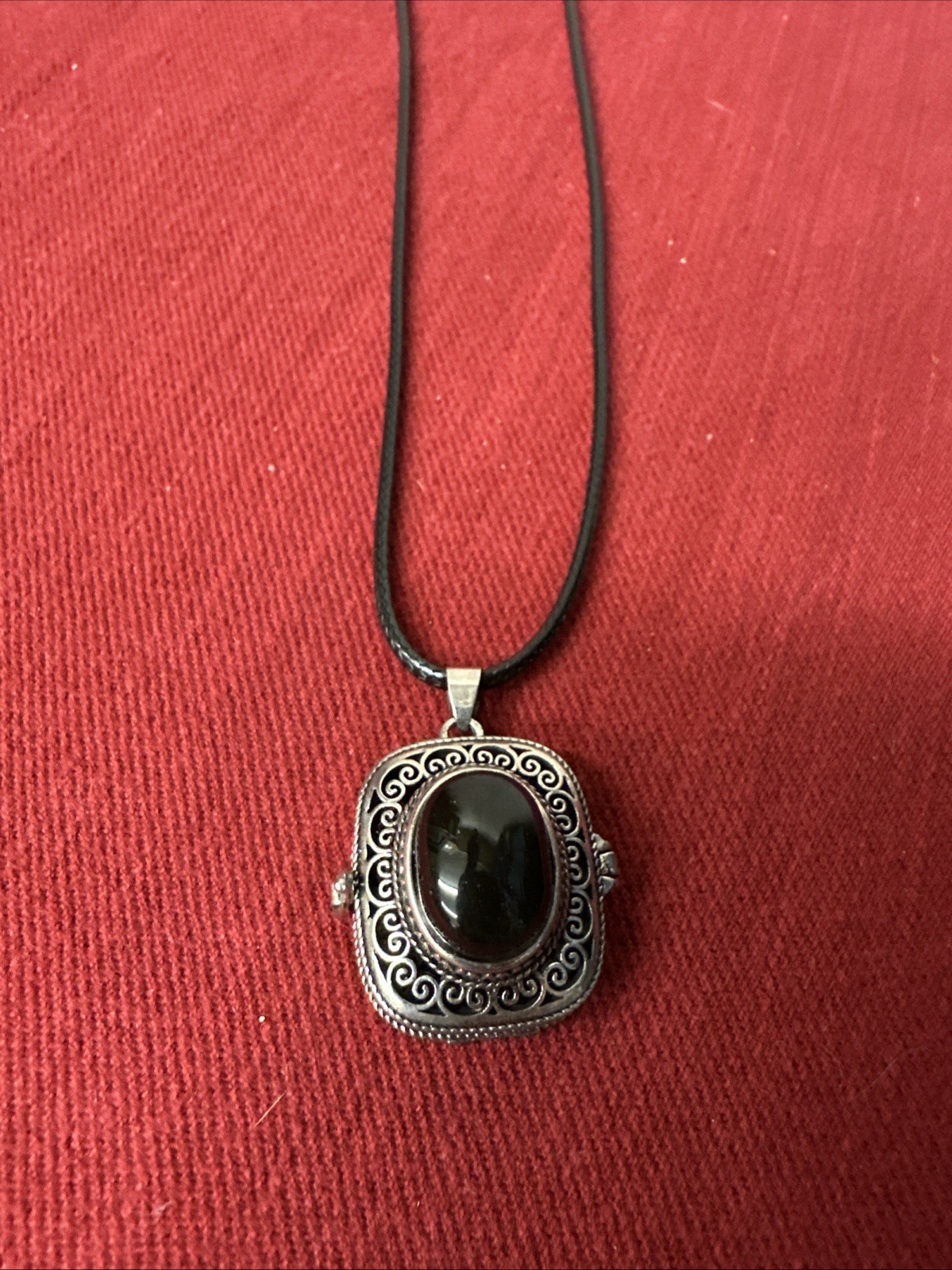 Necklace Gemstone poison pendant” or “pill box” style designed 4 Small Irems