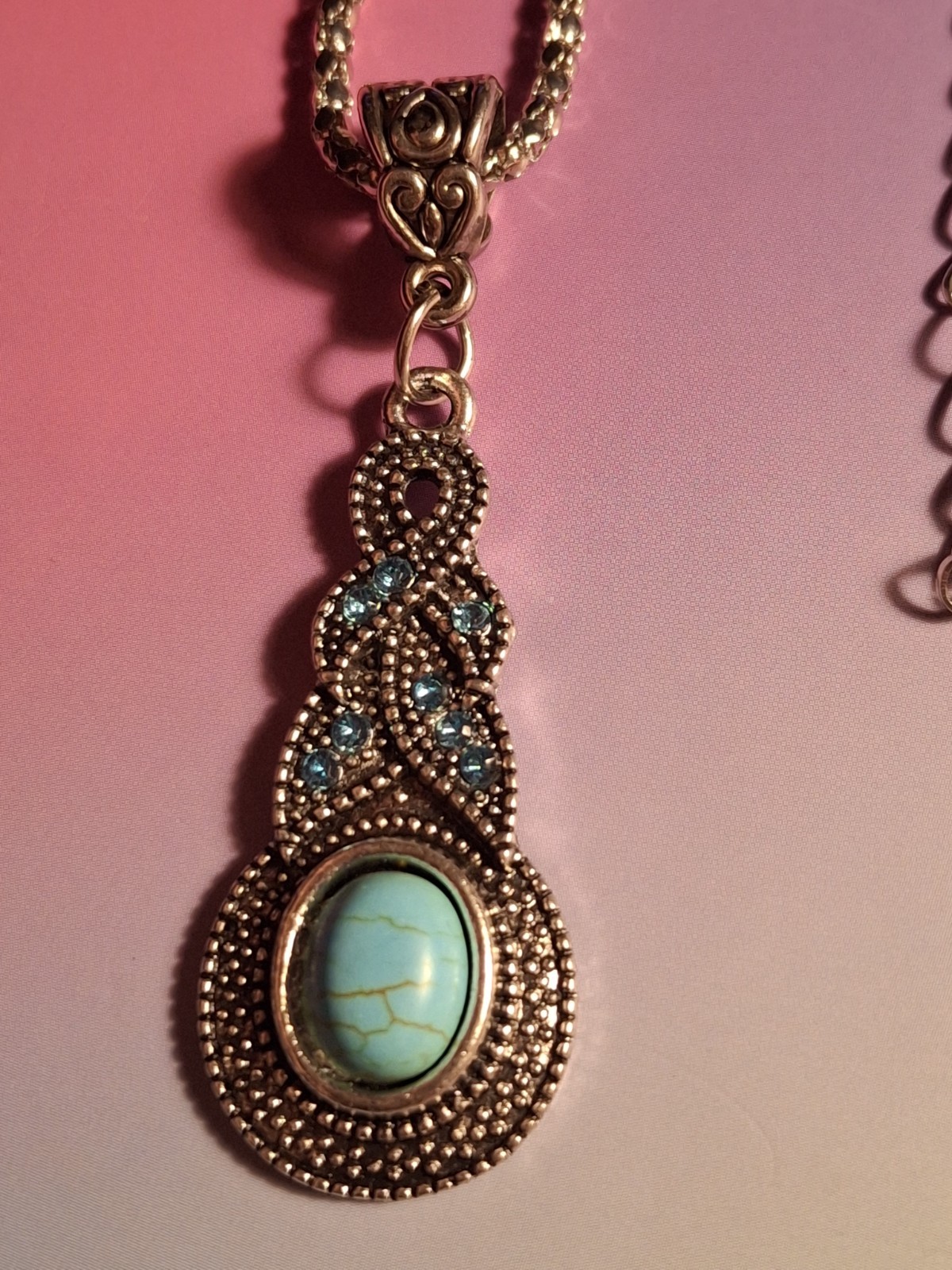 No brand pre-owned faux turquoise silvertone tiny blue stones pendant necklace