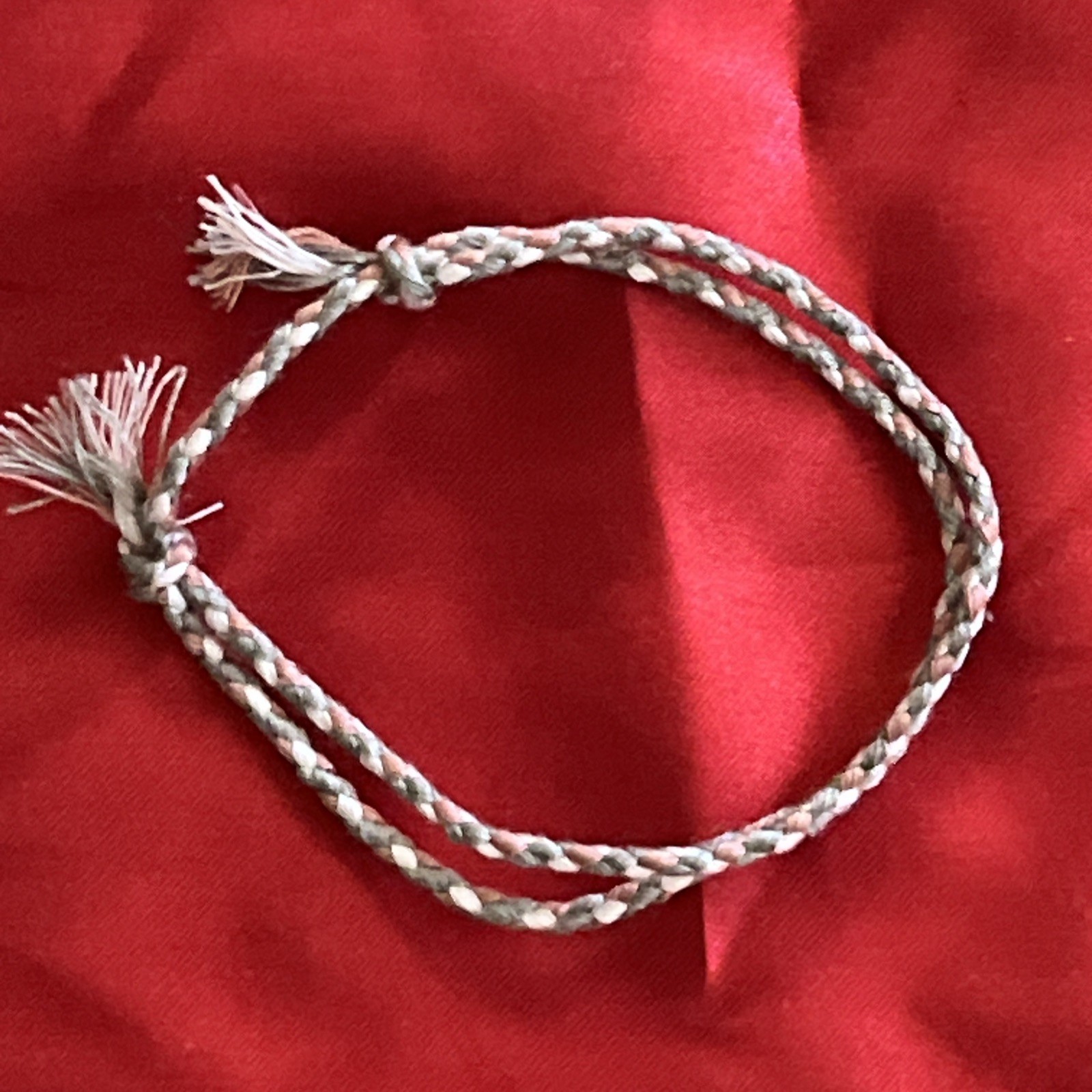 NEW BOHO BRAIDED THREAD FRIENDSHIP BRACELET ADJUSTABLE GRAY ROSE WHITE NIP