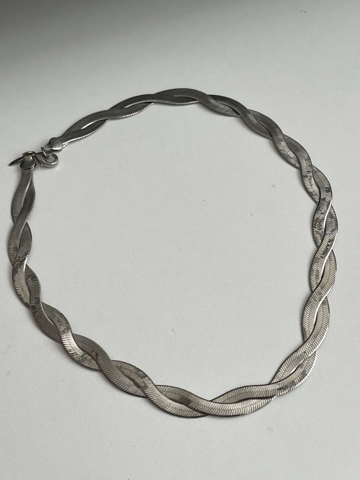 Avon Silver Tone Twisted Herringbone Necklace 16”