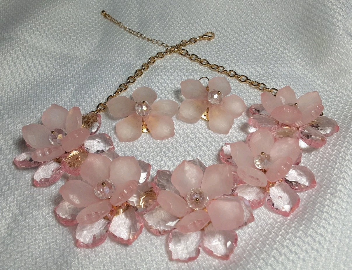 Necklace Earring Gold Tone Matching Set Pink Large 3D Chunky 2″ Flowers Pierce