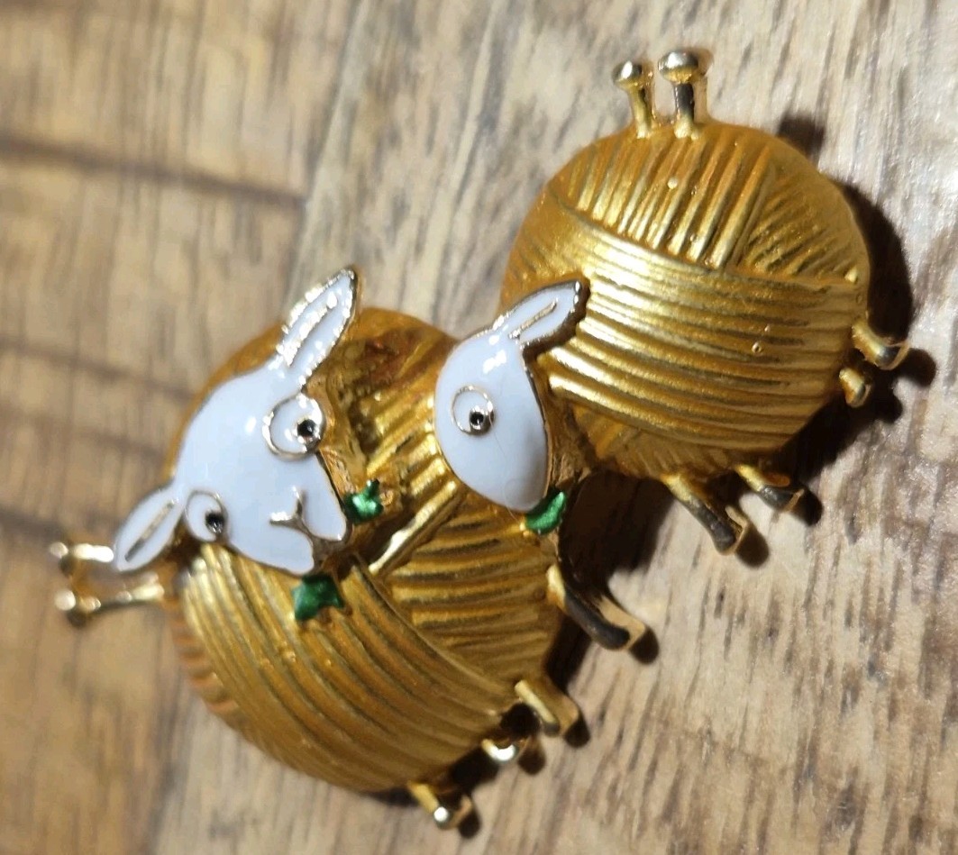 Ball Of Wool Sheep BROOCH Brushed Gold Coloured Knitting Lover Gift Broach BN