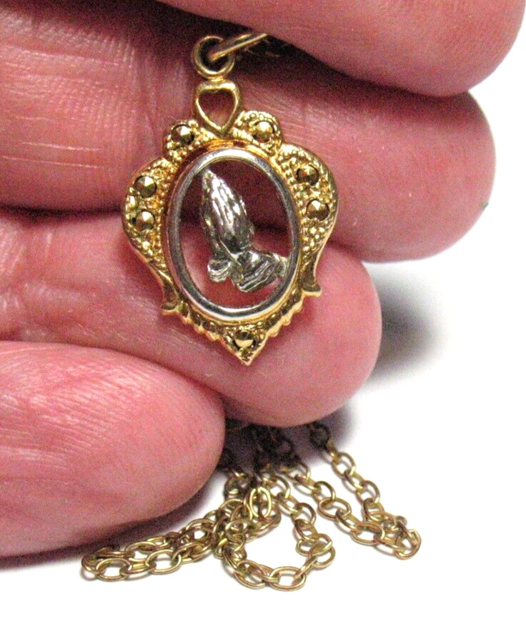 14K GOLD FILLED PRAYING HANDS PENDANT ON CHAIN NECKLACE 18″ 2.4g J-1283