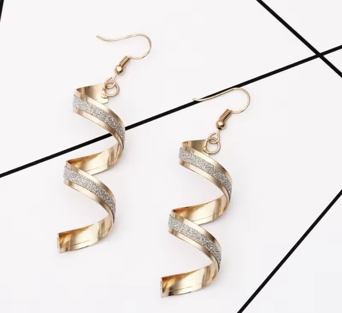 foreing trade new personality wild spiral curved geometric earrings frosted ear
