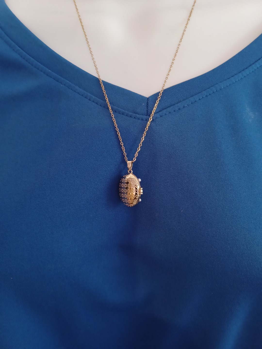 Gold Tone Locket Necklace Round Open Pendant 21″ White