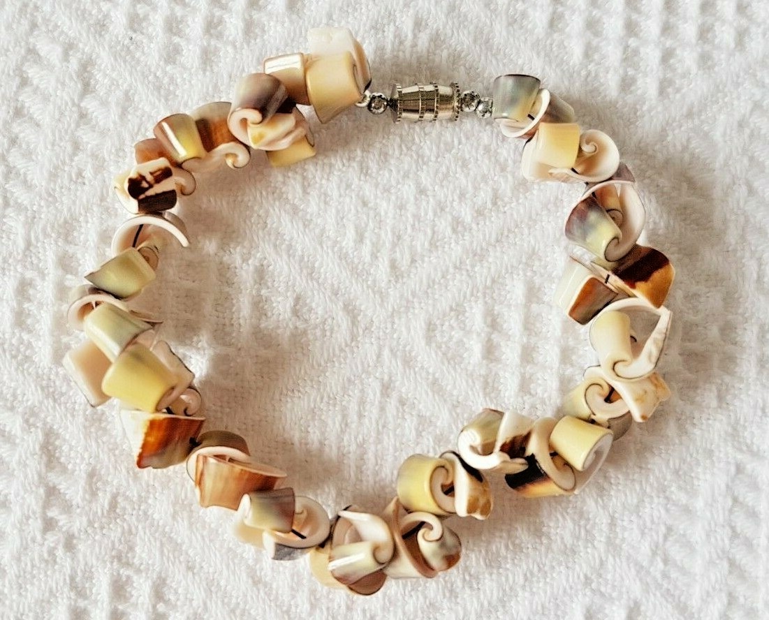 Bracelet ~ Natural Polished ~ Fancy Shell Chips ~ 20cm (8 inches)