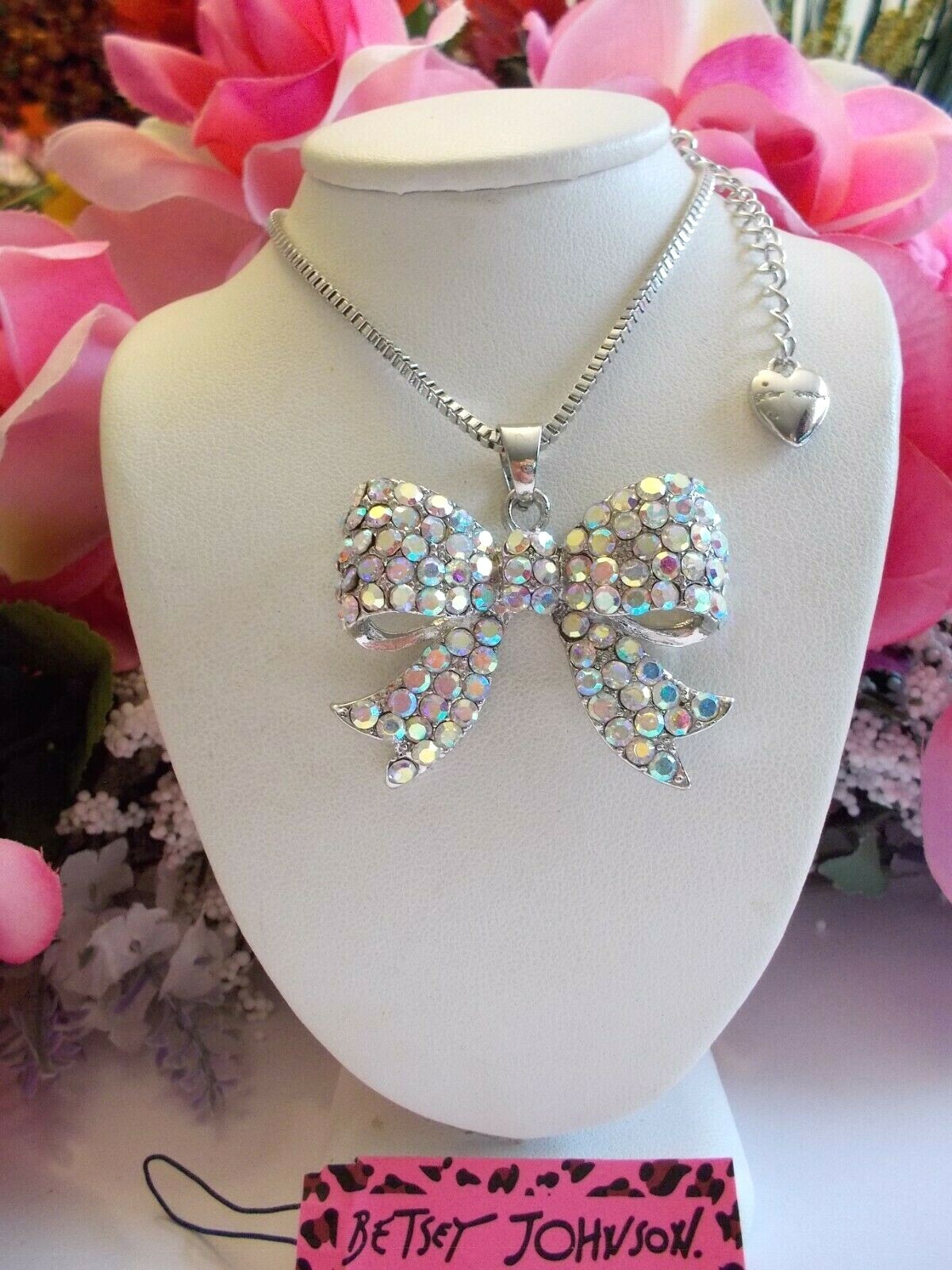 BETSEY JOHNSON BEAUTIFUL CLEAR CRYSTAL BOW TIE SILVER TONE PENDANT NECKLACE