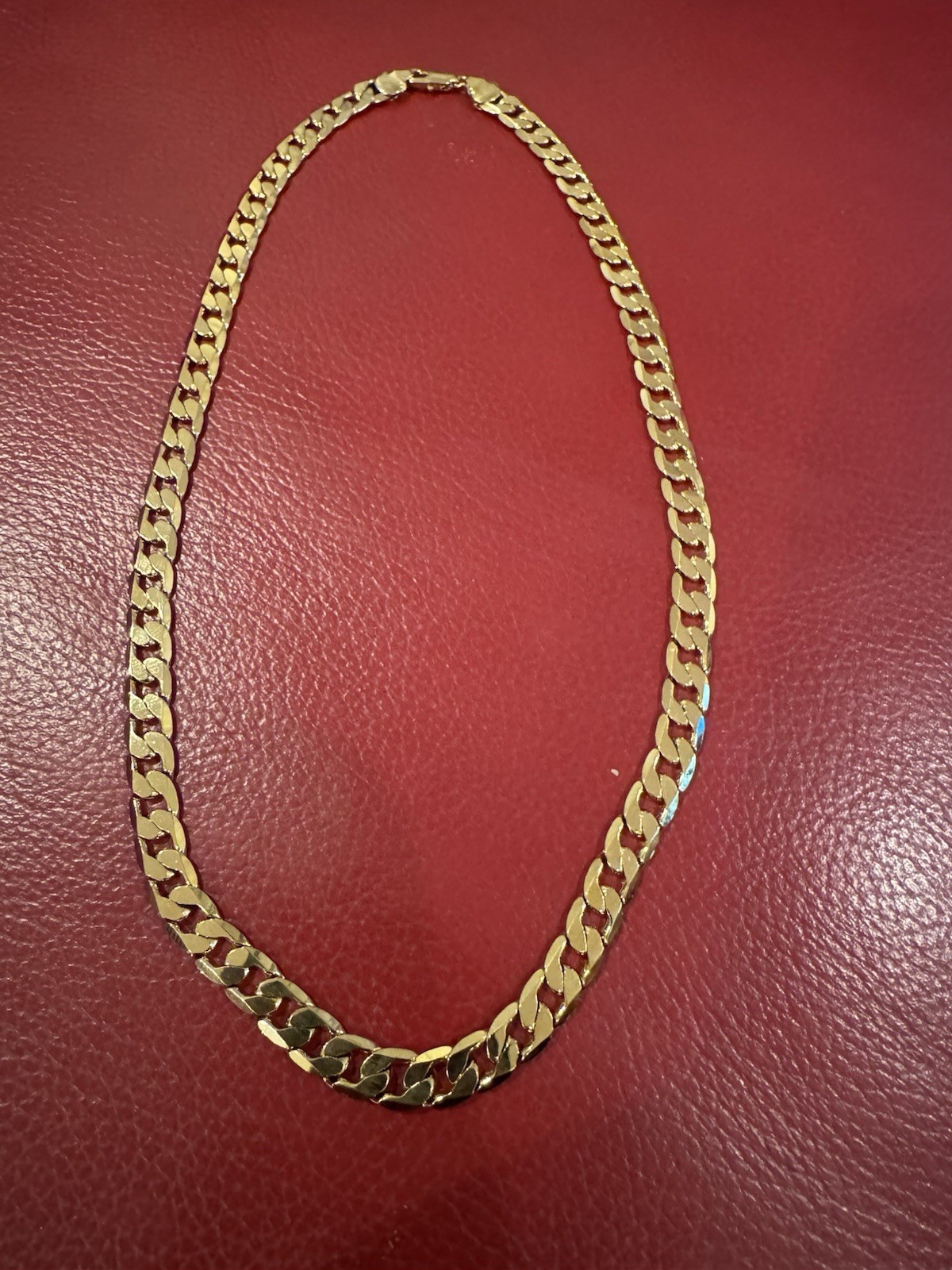 This durable gold-plated chain with smooth edges 17 inches long and 8 mm wide