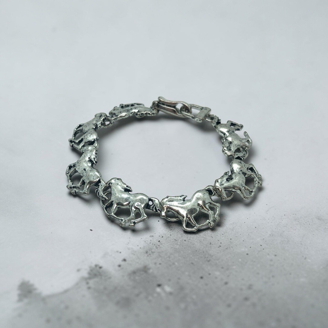 Silver Tone Horse Link Charm Bracelet, Metal Chain, Magnetic Clasp, No Stone