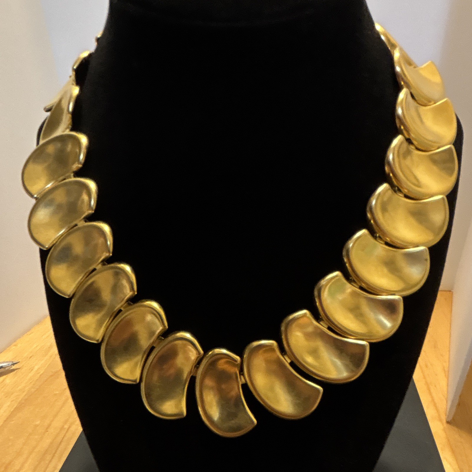 Gold Tone Statement Collar Curved Link Necklace, Metal Chain, Box Closure