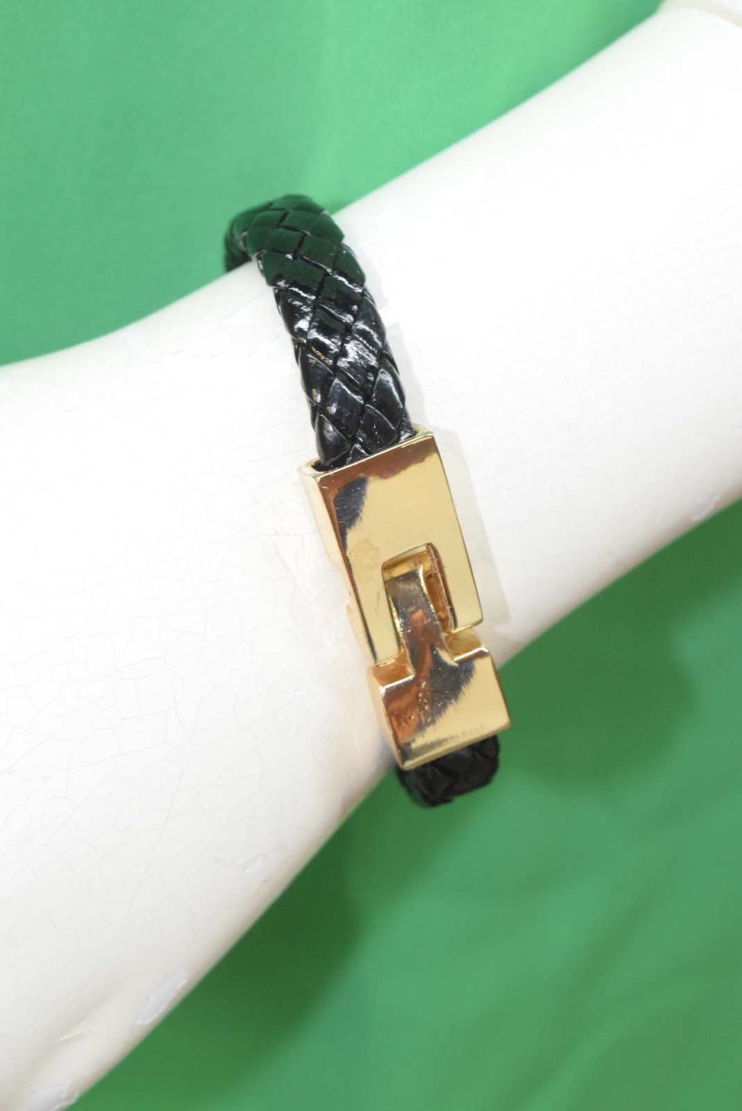 NWT WOMEN’S BLACK & GOLD BRACELET BY ESMOR. LEAD & CADMIUM COMPLIANT.