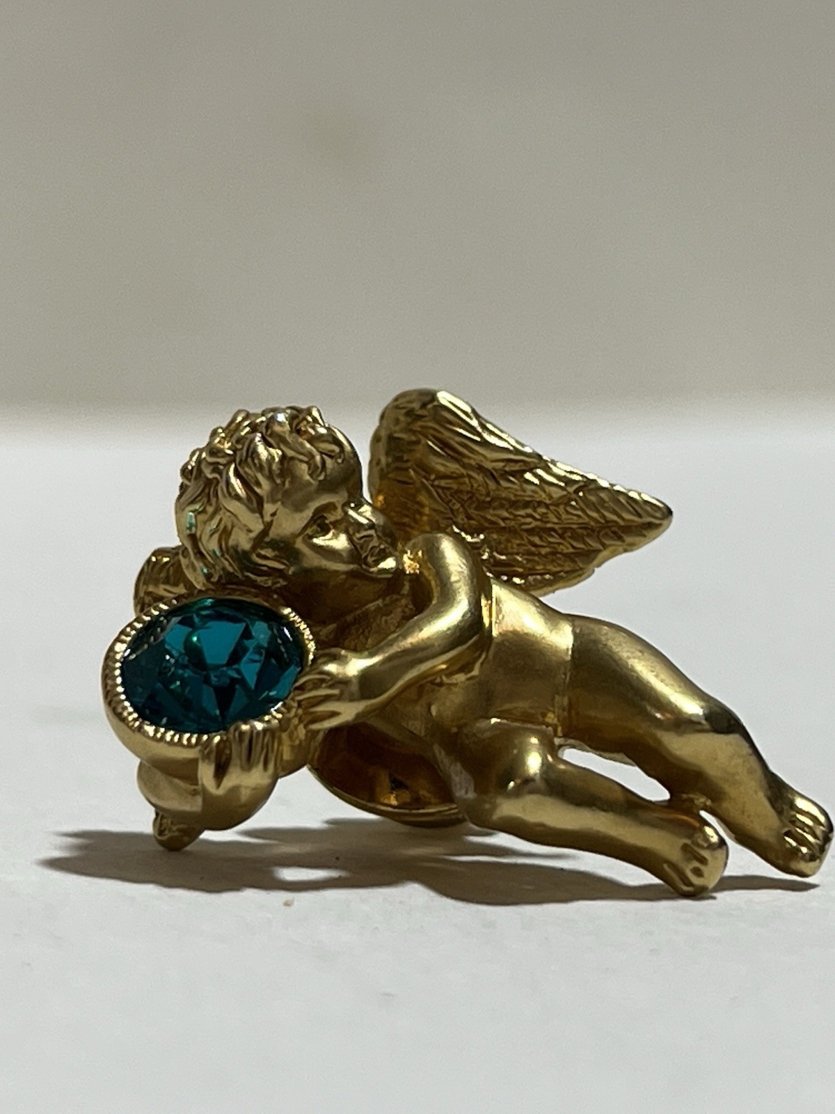Avon vintage Gold Tone Angel Pin Blue Round Stone Bezel Set Metal 1 Gem Theme