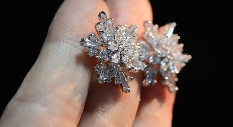 WHITE CRYSTAL CHRISTMAS SNOWFLAKE FLOWER EARRINGS MADE WITH SWAROVSKI ELEMENTS