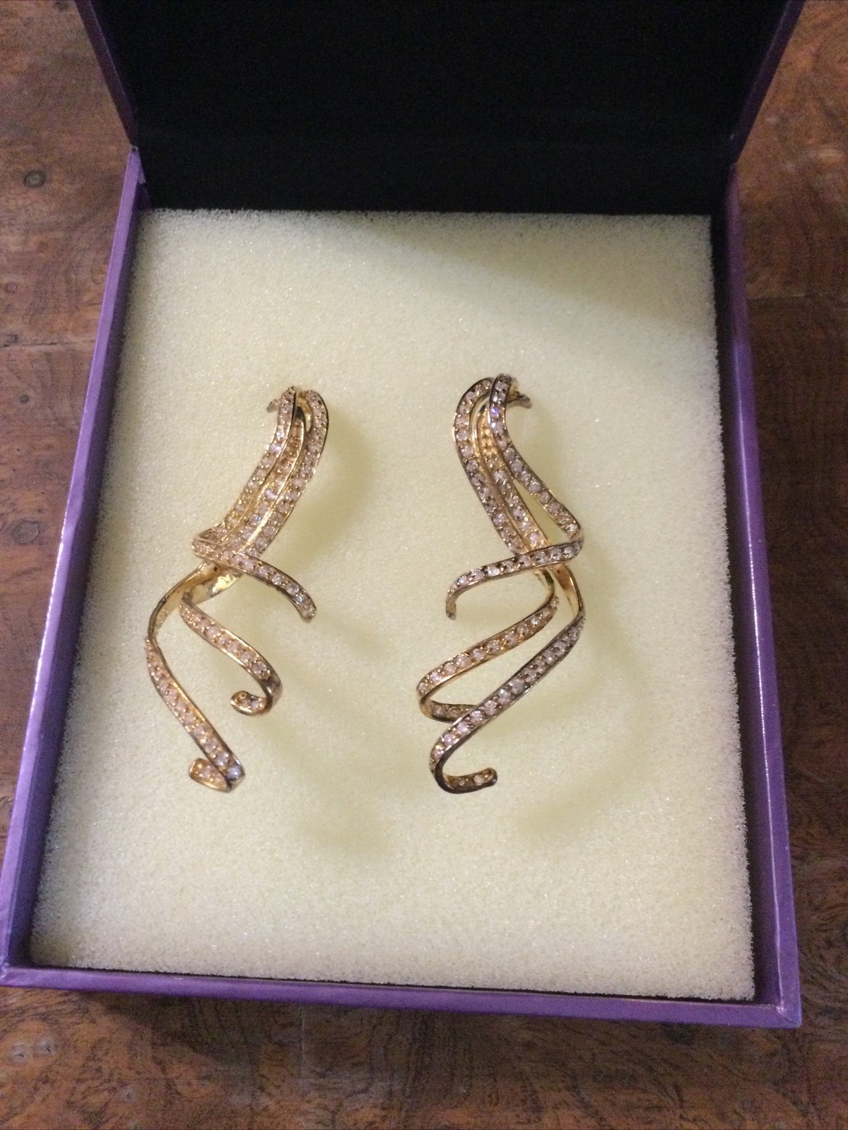 Suzanne Somers Collection Crystal Ribbon Swirl Gold Tone Earrings With Orig Box